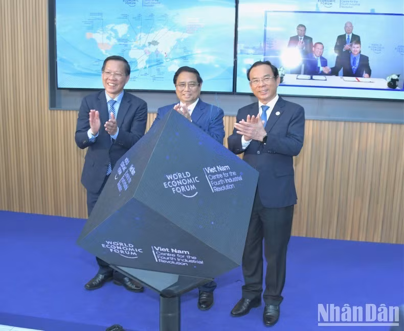 Thủ tướng Phạm Minh Chính và lãnh đạo Thành phố Hồ Chí Minh thực hiện nghi thức khánh thành Trung tâm C4IR Thành phố Hồ Chí Minh. (Ảnh: Thanh Giang)