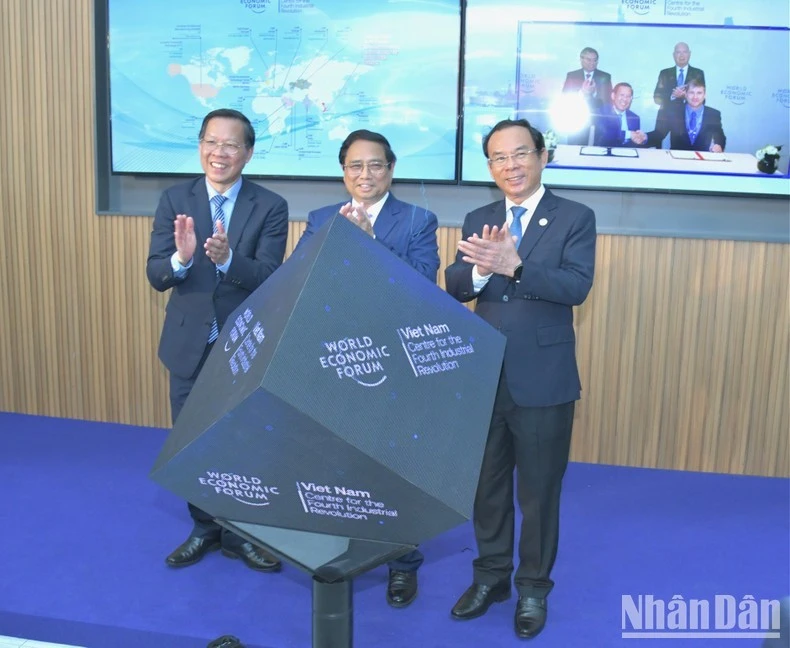 Thủ tướng Phạm Minh Chính và lãnh đạo Thành phố Hồ Chí Minh thực hiện nghi thức khánh thành Trung tâm C4IR Thành phố Hồ Chí Minh. (Ảnh: Thanh Giang)