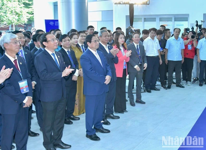 Thủ tướng Phạm Minh Chính và các đại biểu nghe giới thiệu tóm tắt về Trung tâm C4IR Thành phố Hồ Chí Minh. (Ảnh: Thanh Giang)