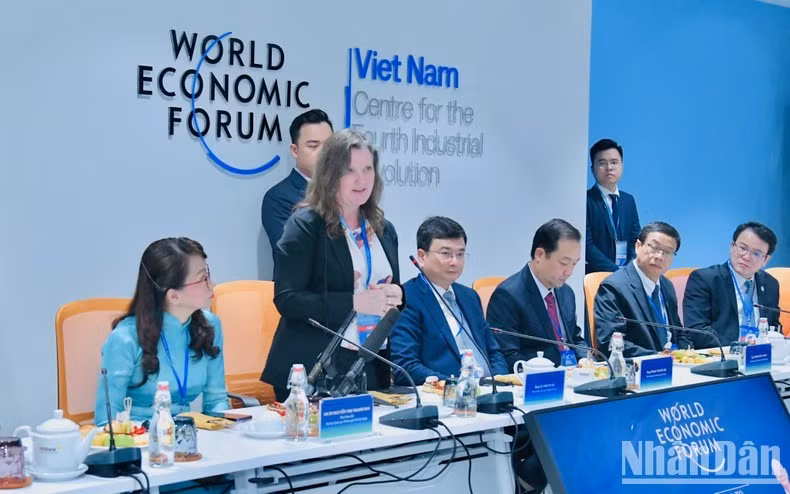 Đại diện lãnh đạo Diễn đàn Kinh tế thế giới phát biểu ý kiến tại buổi làm việc. (Ảnh: Thanh Giang)