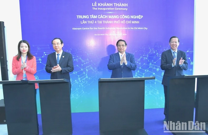 Thủ tướng Phạm Minh Chính và các đồng chí lãnh đạo thực hiện nghi thức ký lưu niệm điện tử nhân dịp Lễ khánh thành. (Ảnh: Thanh Giang)