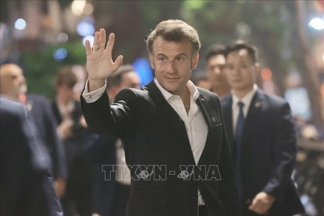 Tổng thống Pháp Emmanuel Macron vẫy chào người dân Thủ đô, tối 26/5. (Ảnh: TTXVN) Tổng thống Pháp Emmanuel Macron vẫy chào người dân Thủ đô, tối 26/5. (Ảnh: TTXVN)