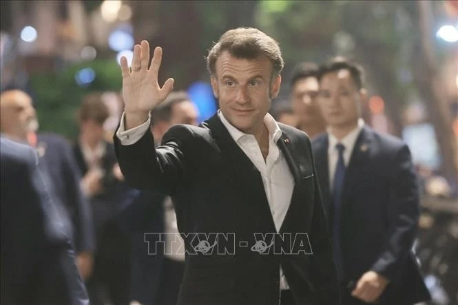 Tổng thống Pháp Emmanuel Macron vẫy chào người dân Thủ đô, tối 26/5. (Ảnh: TTXVN)