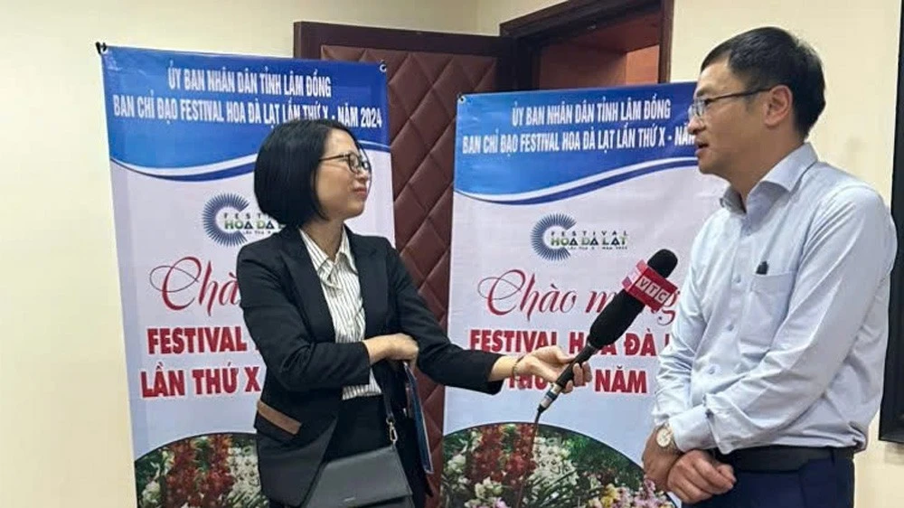 Ông Đặng Quang Tú - Chủ tịch UBND TP Đà Lạt trả lời phỏng vấn các cơ quan báo chí tại họp báo