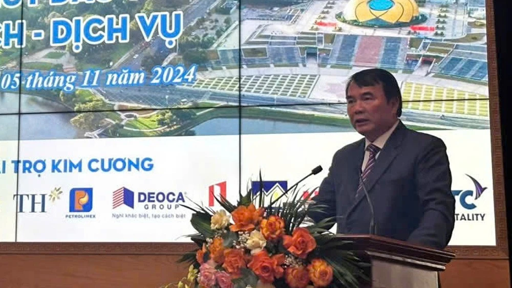 Ông Phạm S - Phó Chủ tịch UBND tỉnh Lâm Đồng phát biểu tại buổi họp báo