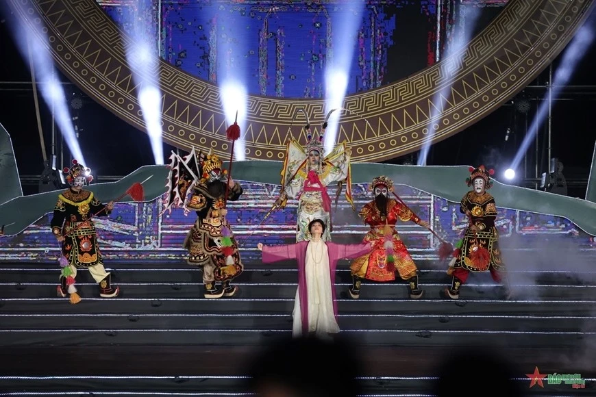 Tiết mục biểu diễn của các nghệ sĩ trẻ tạo hiệu ứng trong sự kết hợp giữa truyền thống và hiện đại trong chương trình.