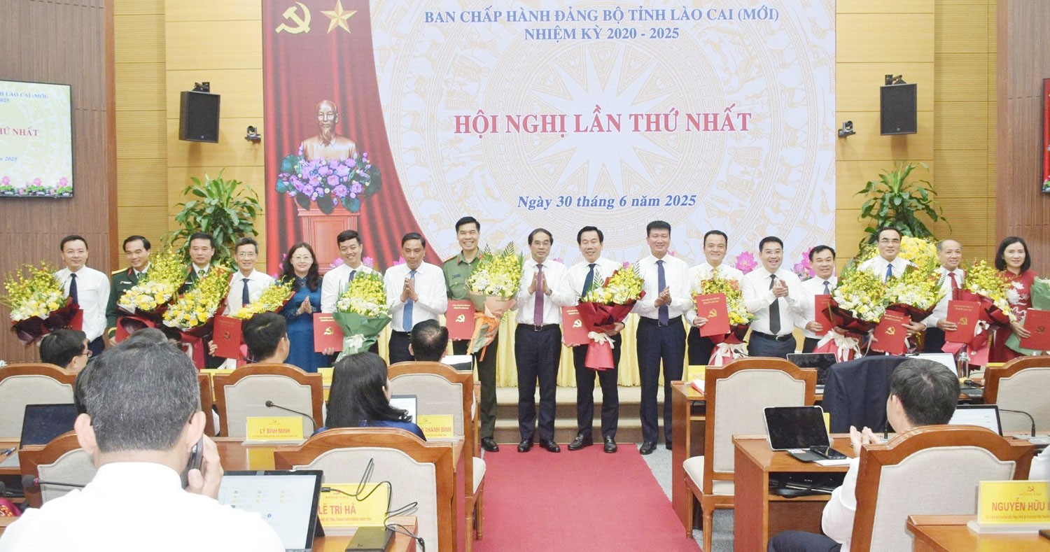 Đồng chí Trịnh Xuân Trường, Bí thư Tỉnh ủy, Chủ tịch HĐND tỉnh Lào Cai (mới) trao Quyết định của Tỉnh ủy, Ban Thường vụ Tỉnh ủy về thành lập các cơ quan chuyên trách tham mưu, giúp việc Tỉnh ủy; Báo và Phát thanh, Truyền hình Lào Cai; Trường Chính trị tỉnh; Cơ quan Ủy ban Mặt trận Tổ quốc và đoàn thể tỉnh; Đảng ủy Các cơ quan Đảng tỉnh; Đảng ủy UBND tỉnh. 12.jpg