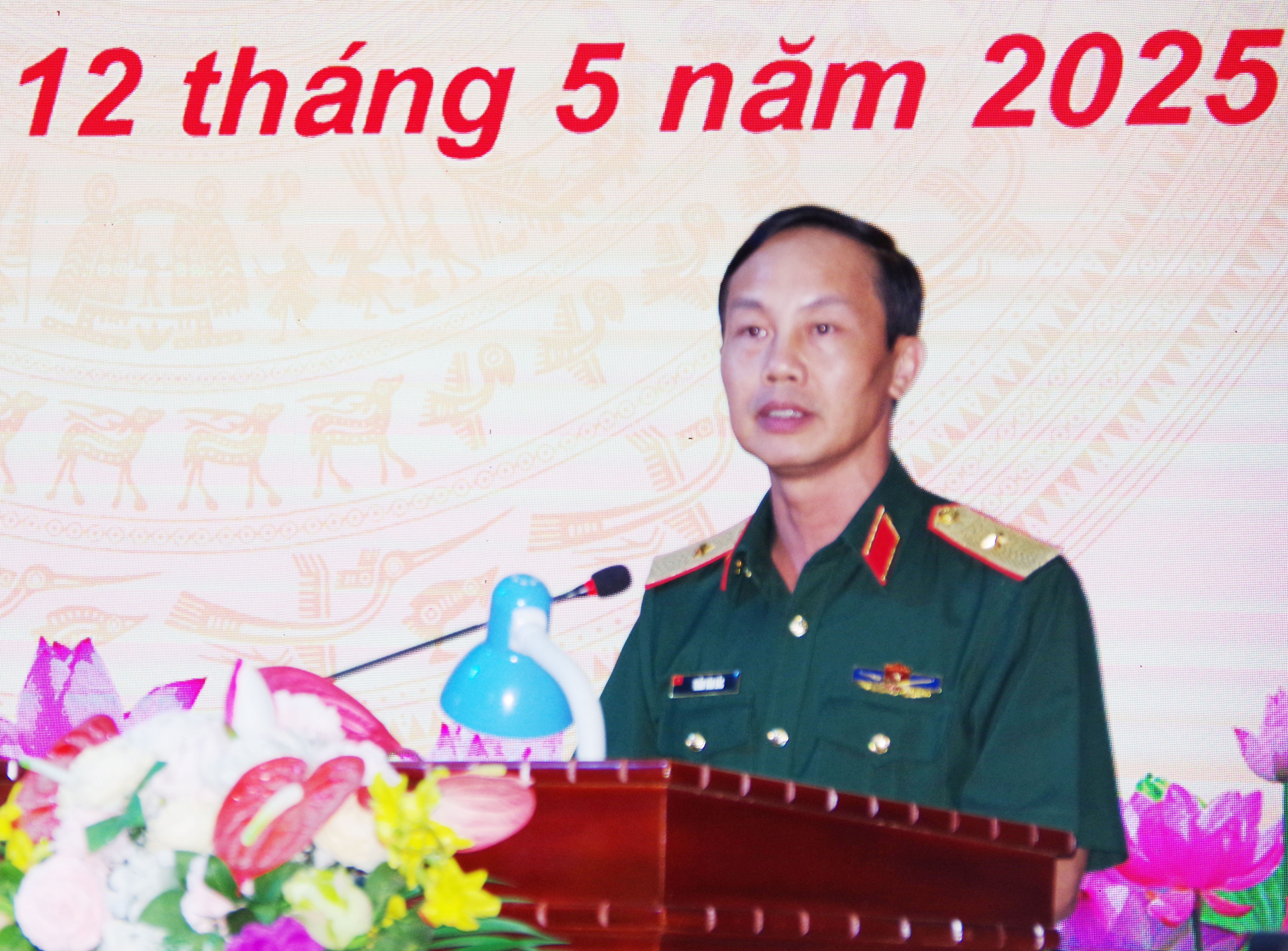 Thiếu tướng Trần Văn Bắc, Phó Bí thư Đảng ủy, Tư lệnh Quân khu 2 phát biểu tại hội nghị. qs1.jpg