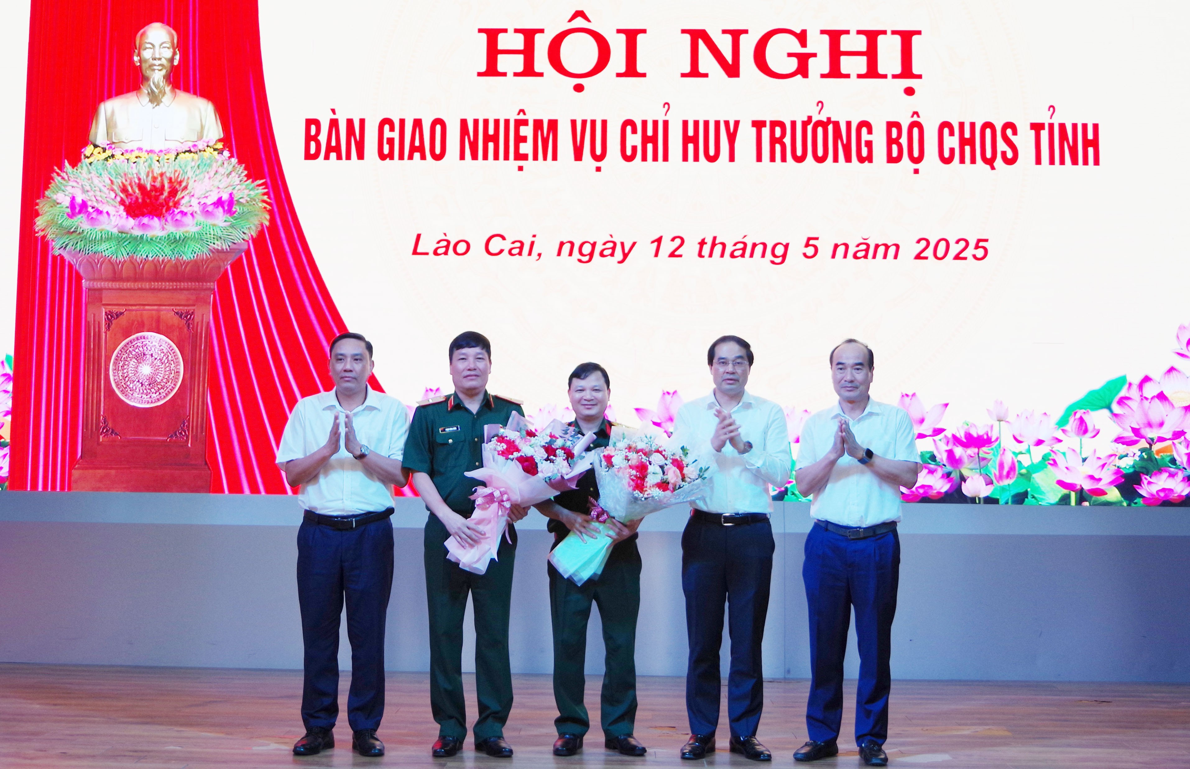 Các đồng chí Thường trực Tỉnh ủy tặng hoa chúc mừng Thiếu tướng Phạm Hùng Hưng và Đại tá Đặng Xuân Thành. qs3.jpg