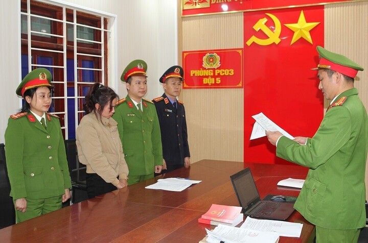 Cơ quan Cảnh sát điều tra Công an tỉnh Nghệ An đọc lệnh khởi tố vụ án, khởi tố bị can đối với Lê Thị Lộc.