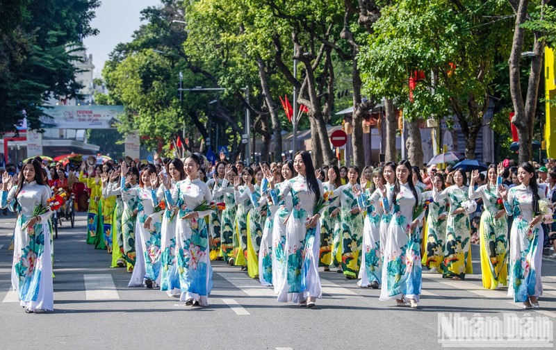 Trình diễn áo dài tại Festival Thu Hà Nội lần thứ nhất. Ảnh: THÀNH ĐẠT Trình diễn áo dài tại Festival Thu Hà Nội lần thứ nhất. Ảnh: THÀNH ĐẠT