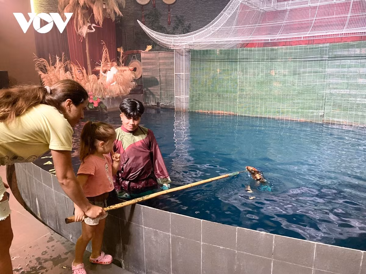 Khách quốc tế tìm hiểu về nghệ thuật rối nước Việt Nam.