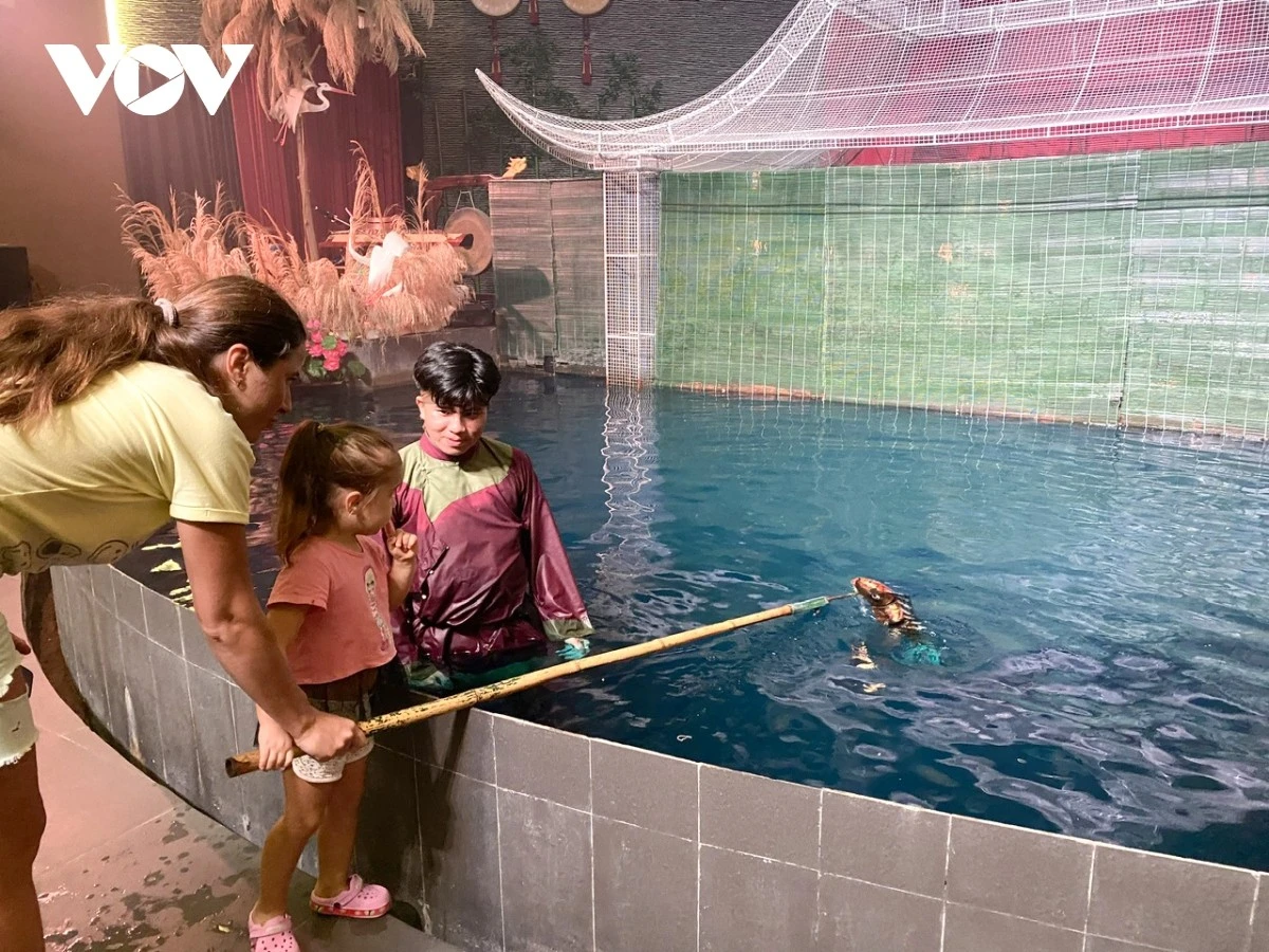 Khách quốc tế tìm hiểu về nghệ thuật rối nước Việt Nam.