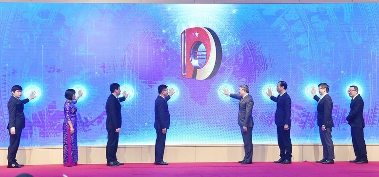 Phó Thủ tướng Lê Thành Long và các đại biểu thực hiện nghi thức công bố Bộ Pháp điển Việt Nam - công cụ tra cứu pháp luật được xây dựng trong 10 năm - Ảnh: VGP/Đức Tuân