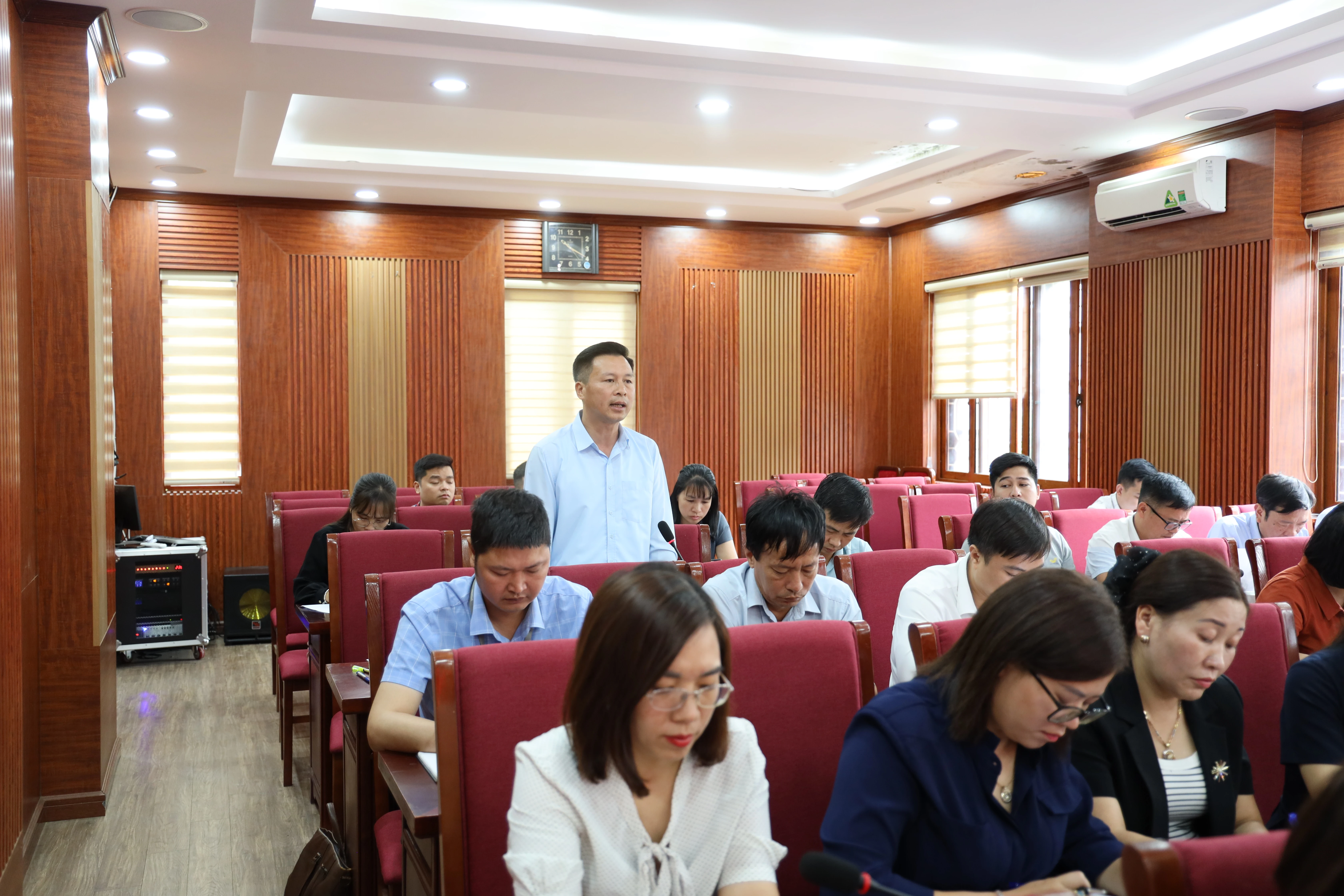 Các phòng ban phát biểu tại buổi làm việc.JPG