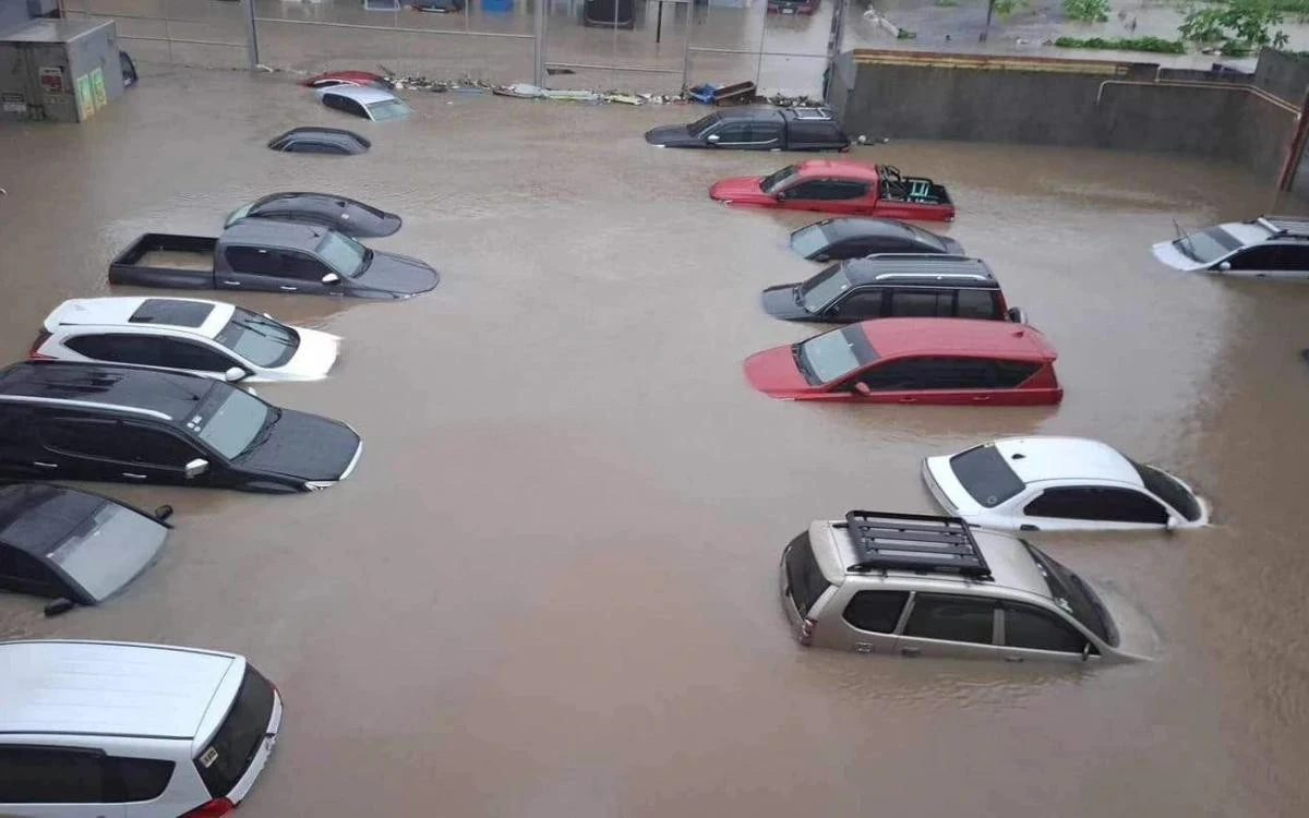 Ô tô bị ngập lụt do bão Trà Mi. Ảnh: Inquirer