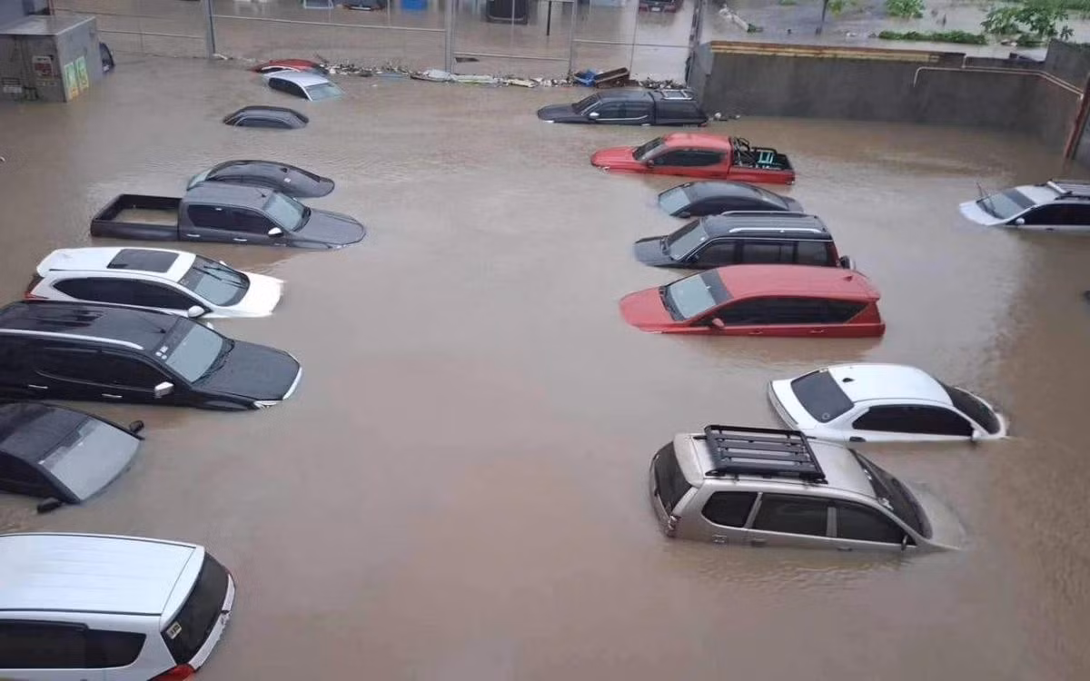 Ô tô bị ngập lụt do bão Trà Mi. Ảnh: Inquirer