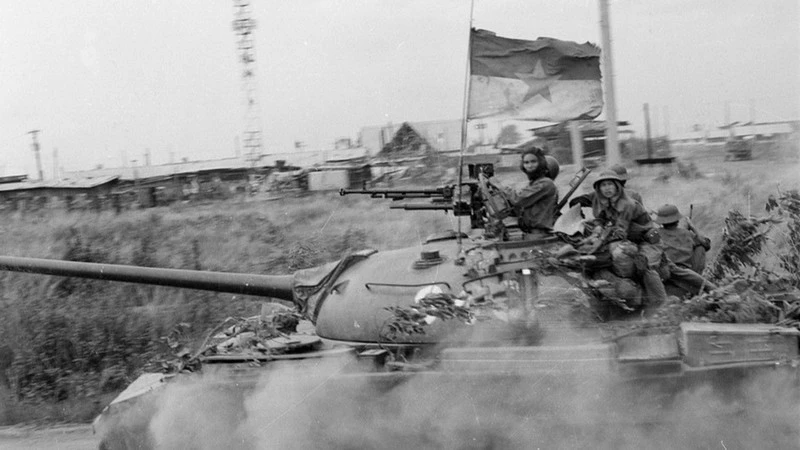 Quân Giải phóng chiếm Trường Thiết giáp của quân ngụy tại căn cứ Nước Trong (Biên Hòa). Từ đầu tháng 4/1975, các binh đoàn chủ lực của ta từ khắp các hướng tiến về Sài Gòn, tấn công địch với sức mạnh vũ bão và tiêu diệt toàn bộ tuyến phòng thủ từ vòng ngoài của địch. (Ảnh: Hứa Kiểm/TTXVN)