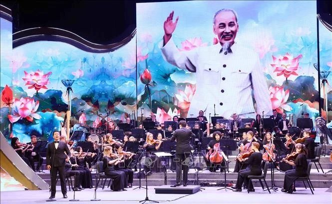 Tiết mục biểu diễn nghệ thuật tại chương trình. Ảnh: Phạm Kiên/TTXVN