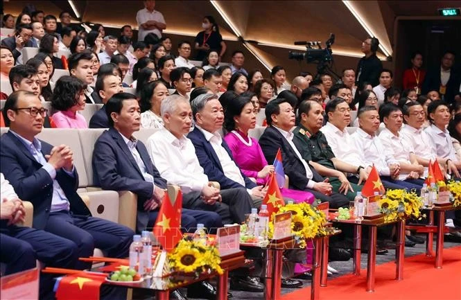 Tổng Bí thư Tô Lâm và các đại biểu tham dự Chương trình nghệ thuật "Đảng trong mùa Xuân đại thắng”. Ảnh: Phạm Kiên/TTXVN