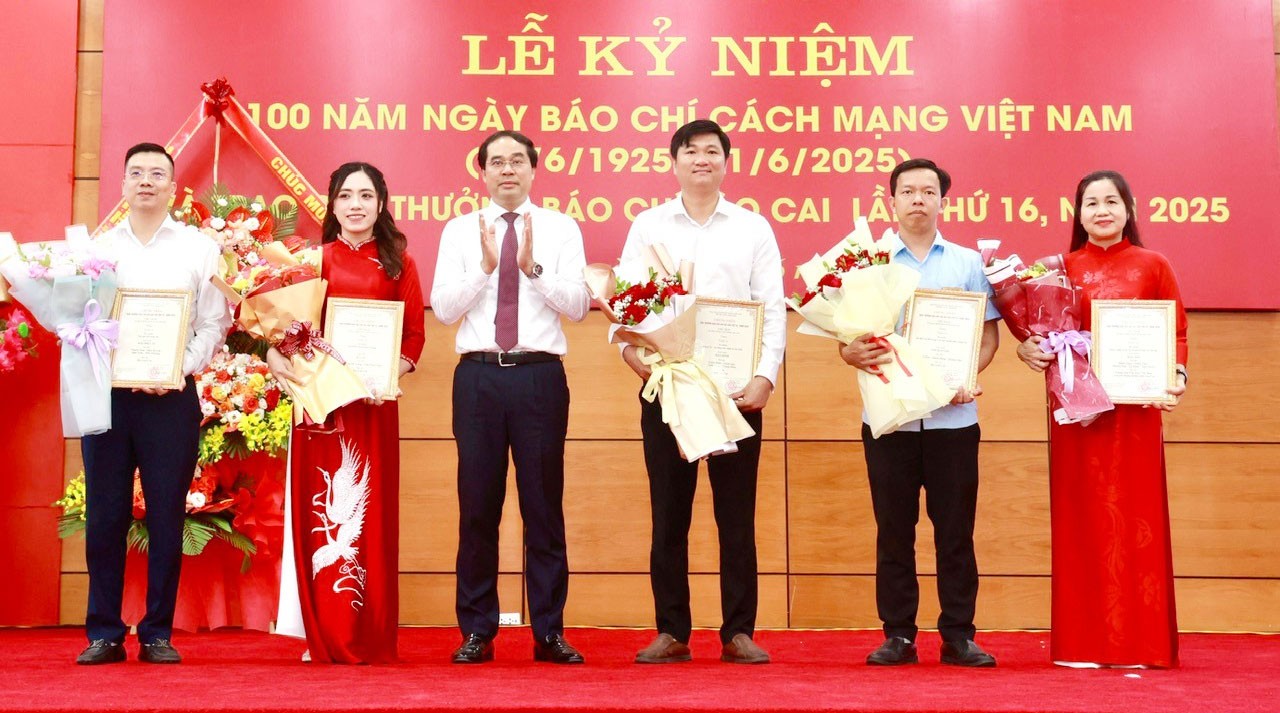 Trao giải A cho các tác giả, nhóm tác giả có tác phẩm xuất sắc. g7.jpg