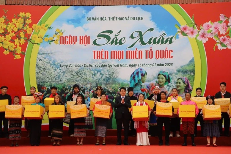 Chủ tịch nước Lương Cường tặng quà đại diện đồng bào dân tộc trên cả nước - Ảnh: VGP/Văn Hiền