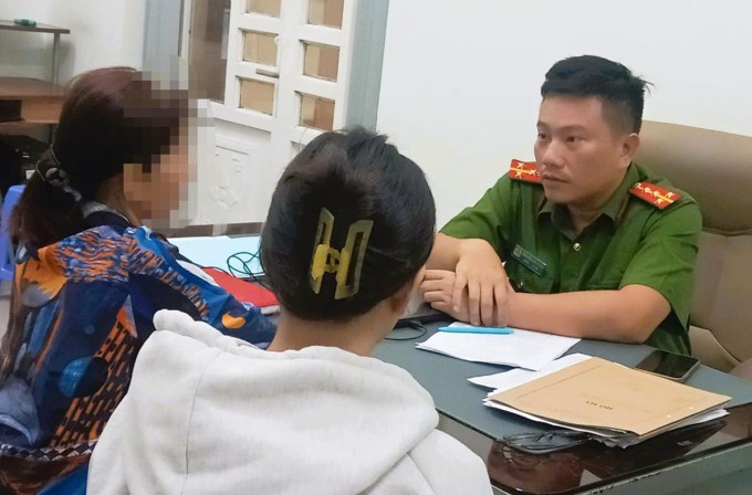 Công an làm việc với hai mẹ con nạn nhân. Ảnh: Công an Đồng Nai Công an làm việc với hai mẹ con nạn nhân. Ảnh: Công an Đồng Nai
