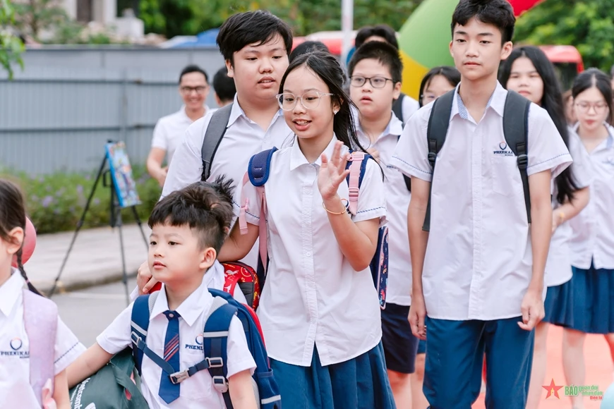Học sinh Trường phổ thông liên cấp Phenikaa phấn khởi đến trường.