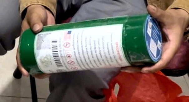 Lọ nhựa dán tem nhãn có chữ nước ngoài được các đối tượng sử dụng để lừa nạn nhân. Ảnh: CACC.