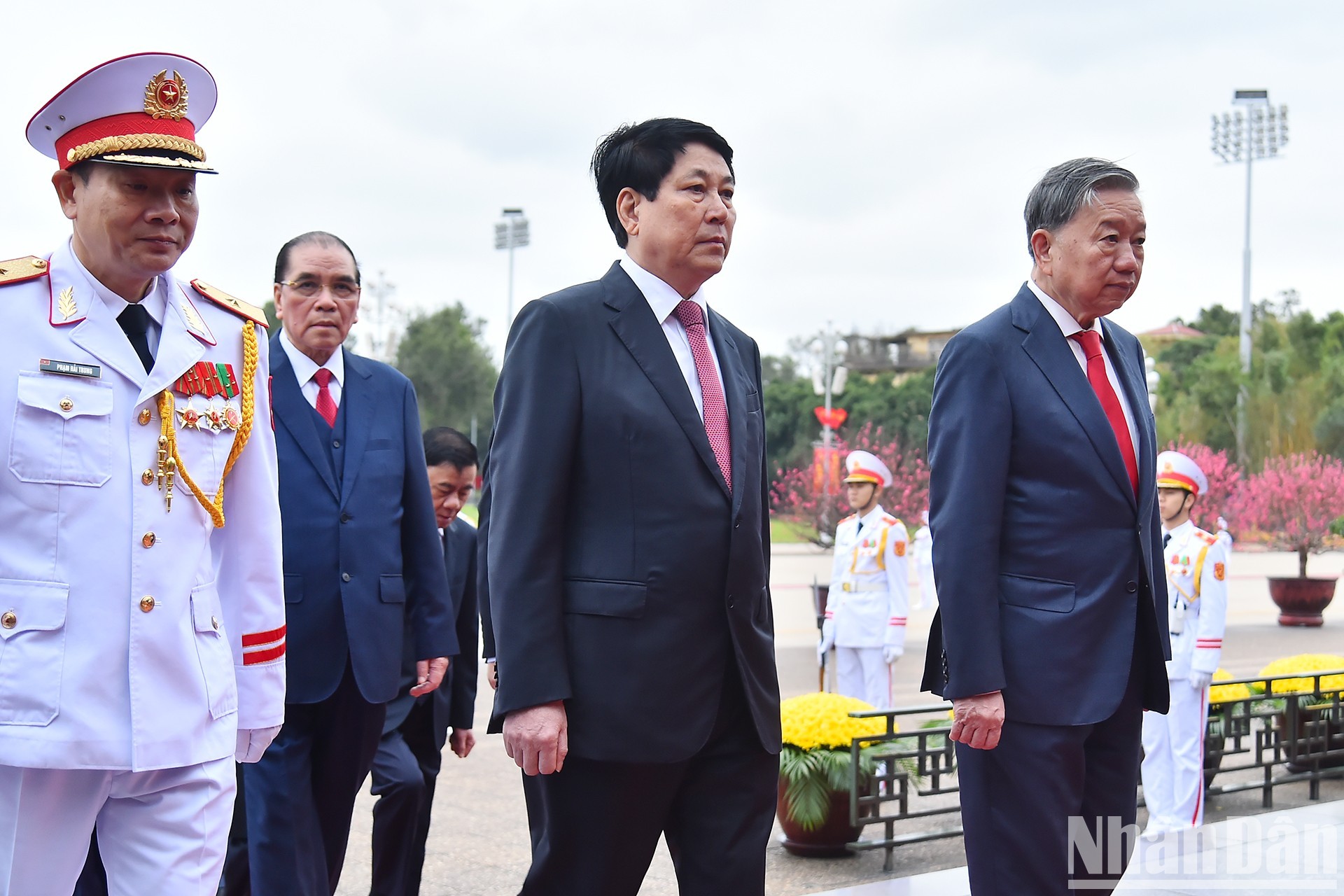 Tổng Bí thư Tô Lâm, nguyên Tổng Bí thư Nông Đức Mạnh, Chủ tịch nước Lương Cường dẫn đầu đoàn đại biểu cấp cao vào Lăng viếng Chủ tịch Hồ Chí Minh. Tổng Bí thư Tô Lâm, nguyên Tổng Bí thư Nông Đức Mạnh, Chủ tịch nước Lương Cường dẫn đầu đoàn đại biểu cấp cao vào Lăng viếng Chủ tịch Hồ Chí Minh.