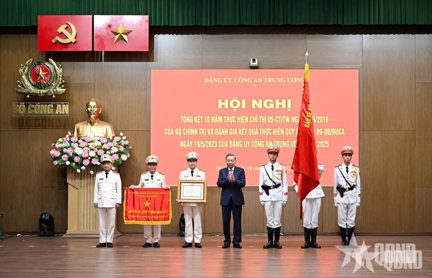 Tổng Bí thư Tô Lâm trao danh hiệu Anh hùng Lực lượng vũ trang nhân dân tặng Cục An ninh mạng và phòng, chống tội phạm sử dụng công nghệ cao (Bộ Công an) Tổng Bí thư Tô Lâm trao danh hiệu Anh hùng Lực lượng vũ trang nhân dân tặng Cục An ninh mạng và phòng, chống tội phạm sử dụng công nghệ cao (Bộ Công an)