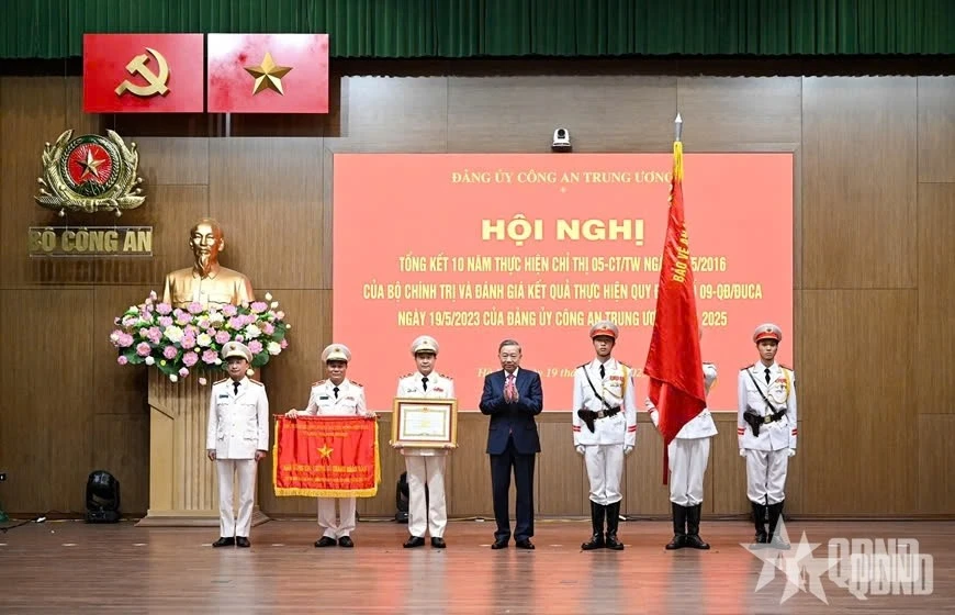 Tổng Bí thư Tô Lâm trao danh hiệu Anh hùng Lực lượng vũ trang nhân dân tặng Cục An ninh mạng và phòng, chống tội phạm sử dụng công nghệ cao (Bộ Công an)