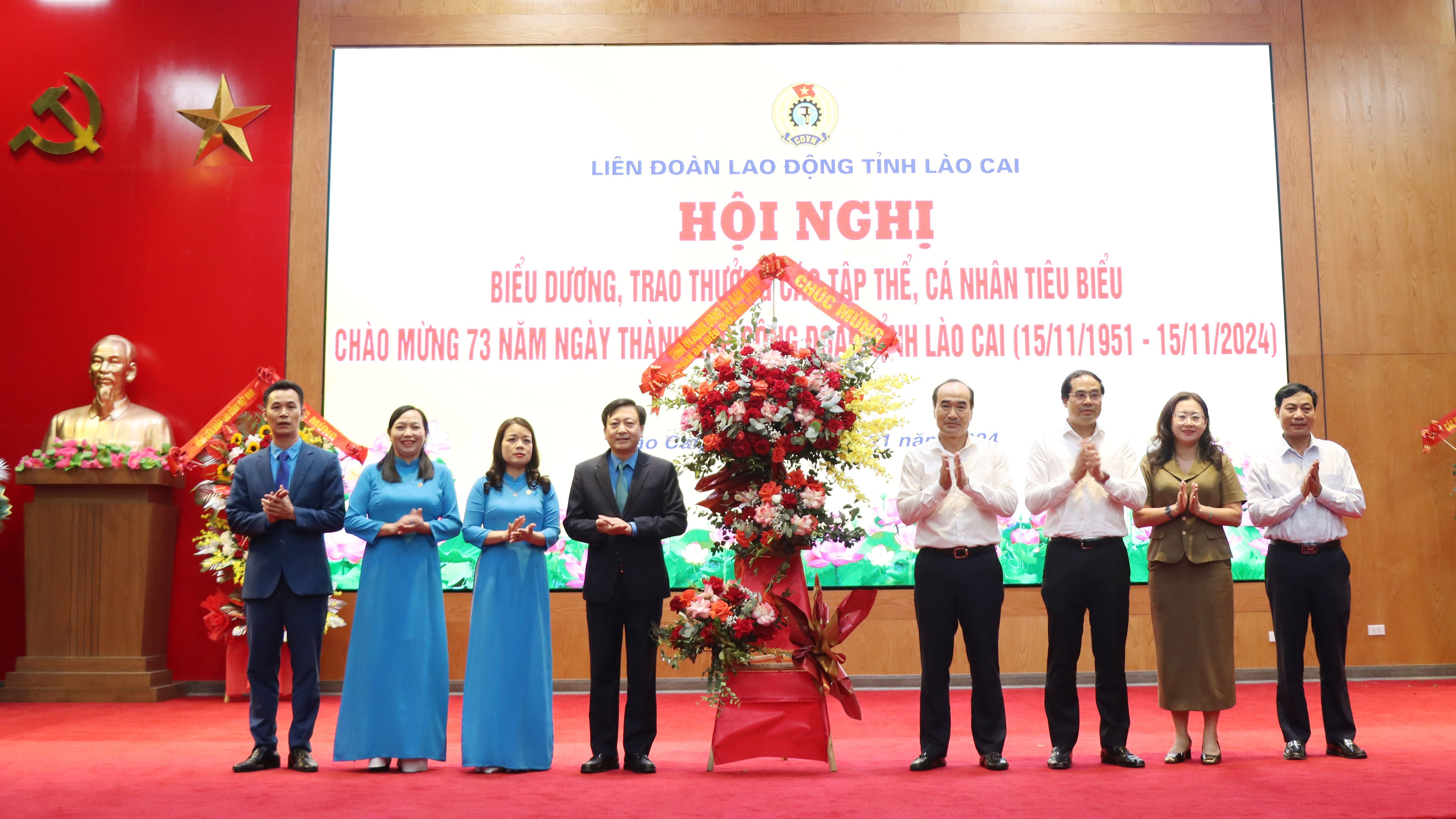 Các đồng chí lãnh đạo tỉnh Lào Cai tặng hoa chúc mừng Liên đoàn Lao động tỉnh. cd1.jpg