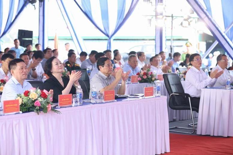 Thủ tướng Phạm Minh Chính và các đại biểu dự Lễ phát động thi đua cao điểm "500 ngày đêm thi đua hoàn thành 3.000 km đường bộ cao tốc" tại điểm cầu chính - Ảnh: VGP/Nhật Bắc