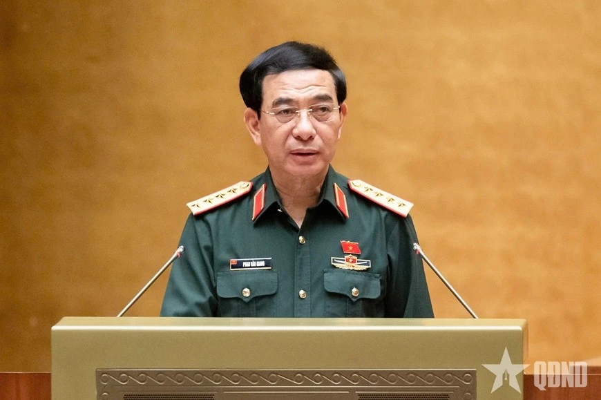 Đại tướng Phan Văn Giang, Ủy viên Bộ Chính trị, Phó bí thư Quân ủy Trung ương, Bộ trưởng Bộ Quốc phòng báo cáo tại phiên họp. Ảnh: TRỌNG HẢI