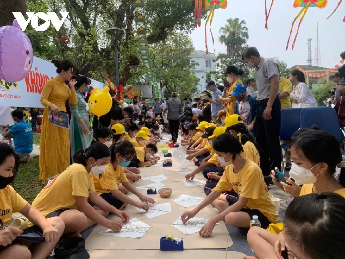 Hướng dẫn người dân, du khách làm diều tại một lễ hội ở Huế.