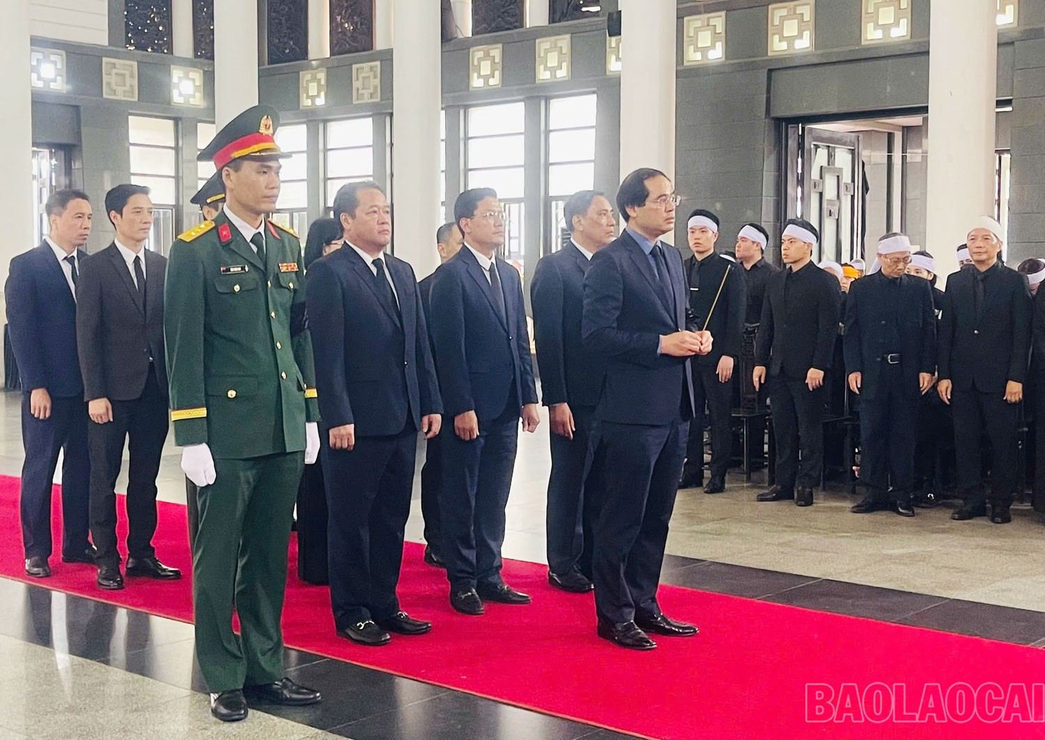 Đoàn đại biểu tỉnh Lào Cai dâng hương lên cố Chủ tịch nước Trần Đức Lương. lc2.jpg