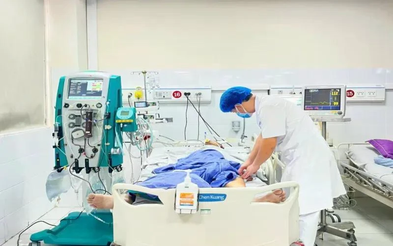 Bác sĩ chăm sóc cho bệnh nhân Whitmore