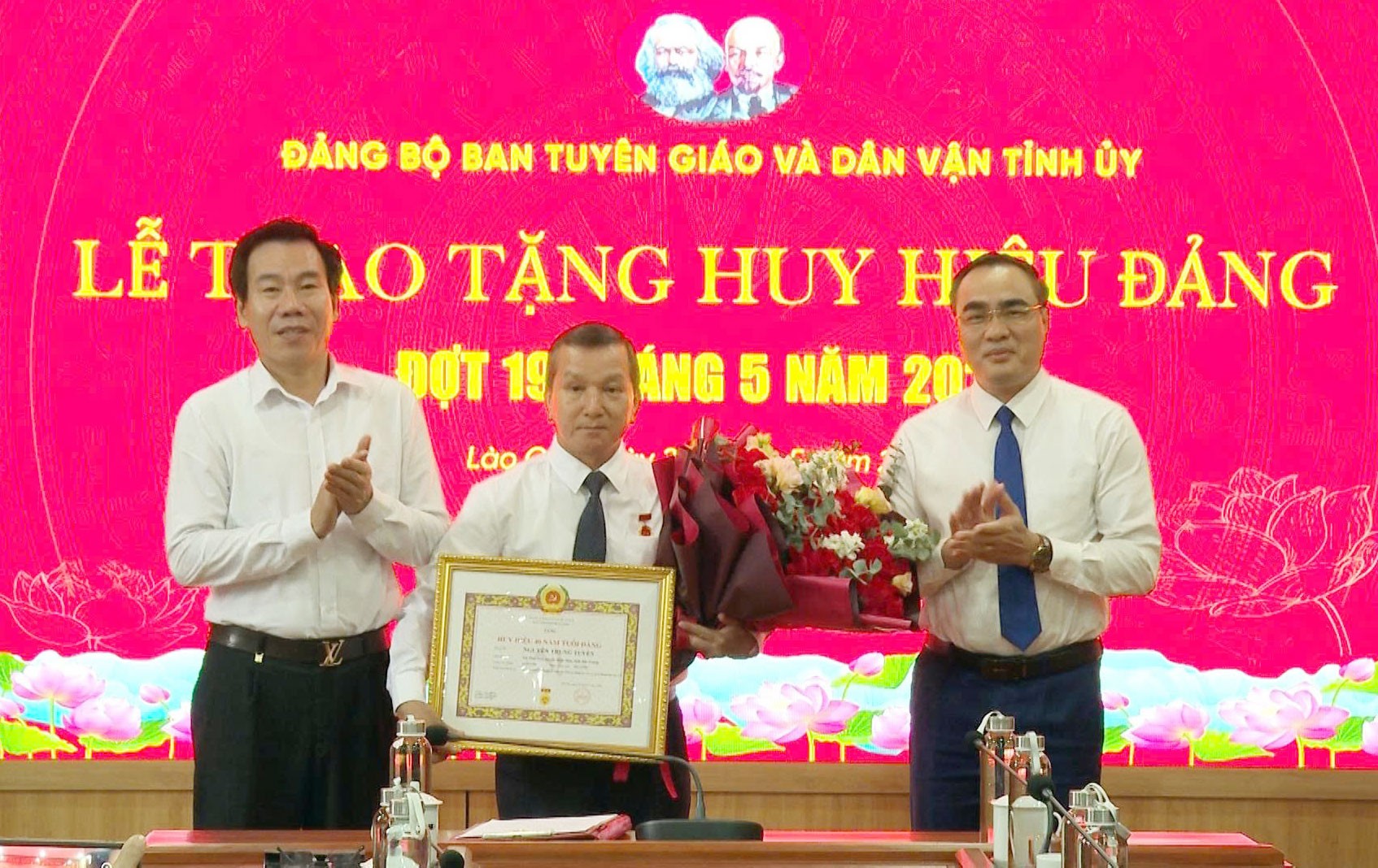 Lãnh đạo Đảng ủy Các cơ quan Đảng tỉnh và Ban Tuyên giáo và Dân vận Tỉnh ủy trao Huy hiệu 40 tuổi Đảng và tặng hoa chúc mừng đồng chí Nguyễn Trung Tuyến. 112.jpg
