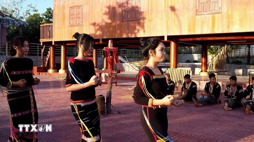 Người Ê Đê (tỉnh Đắk Lắk) biểu diễn các điệu múa của dân tộc mình. (Ảnh: Tường Quân/TTXVN)