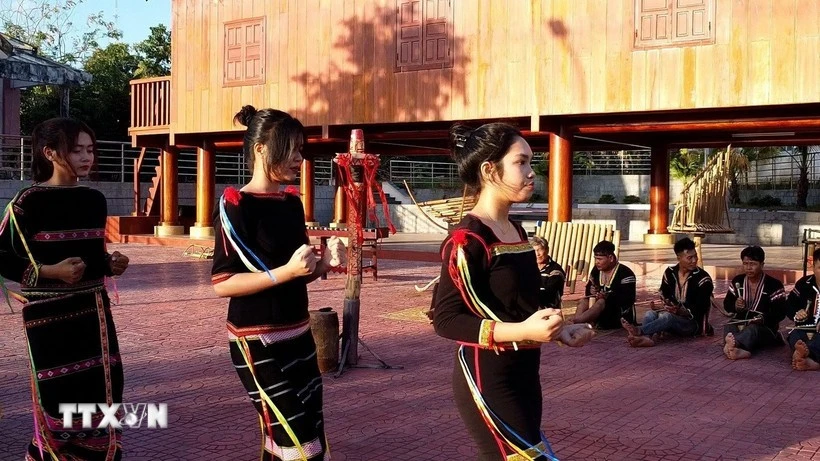 Người Ê Đê (tỉnh Đắk Lắk) biểu diễn các điệu múa của dân tộc mình. (Ảnh: Tường Quân/TTXVN)