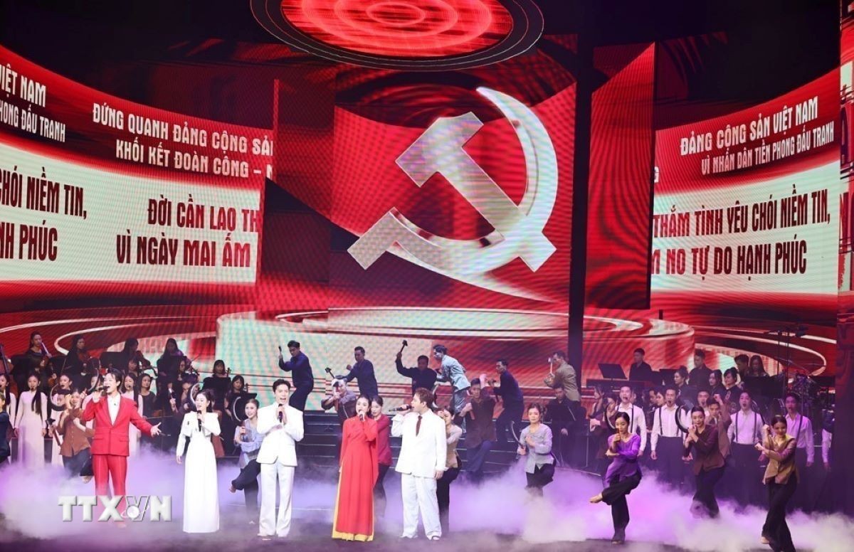 Tiết mục biểu diễn tại Chương trình hòa nhạc chính luận nghệ thuật đặc biệt “Mãi mãi niềm tin theo Đảng”. (Ảnh: Minh Đức/TTXVN)