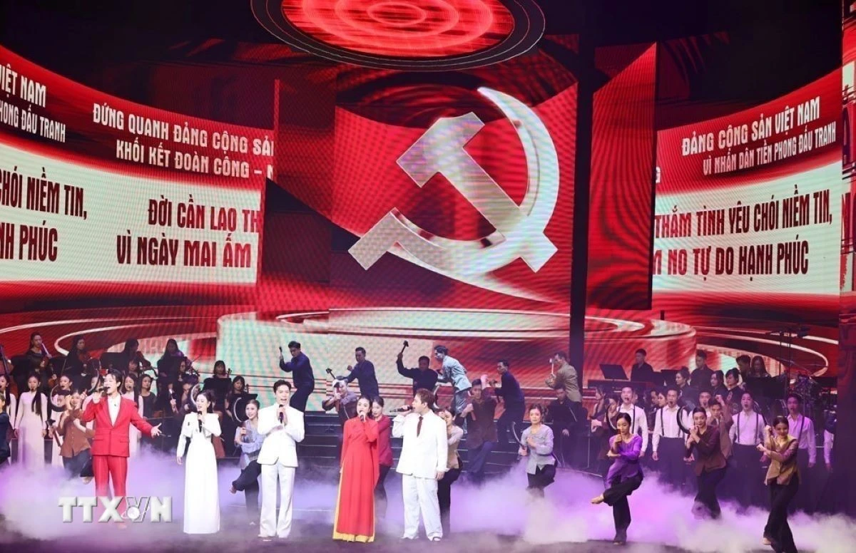 Tiết mục biểu diễn tại Chương trình hòa nhạc chính luận nghệ thuật đặc biệt “Mãi mãi niềm tin theo Đảng”. (Ảnh: Minh Đức/TTXVN)