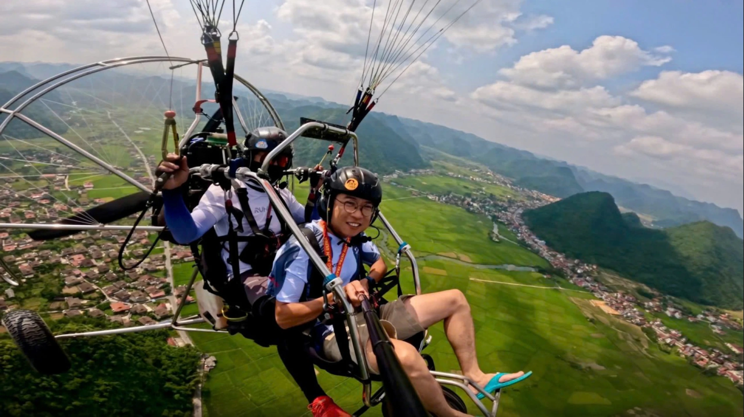 Du khách trải nghiệm bay dù lượn ngắm toàn cảnh cánh đồng vàng của huyện Bắc Sơn tại Lễ hội "Mùa vàng Bắc Sơn" năm 2024