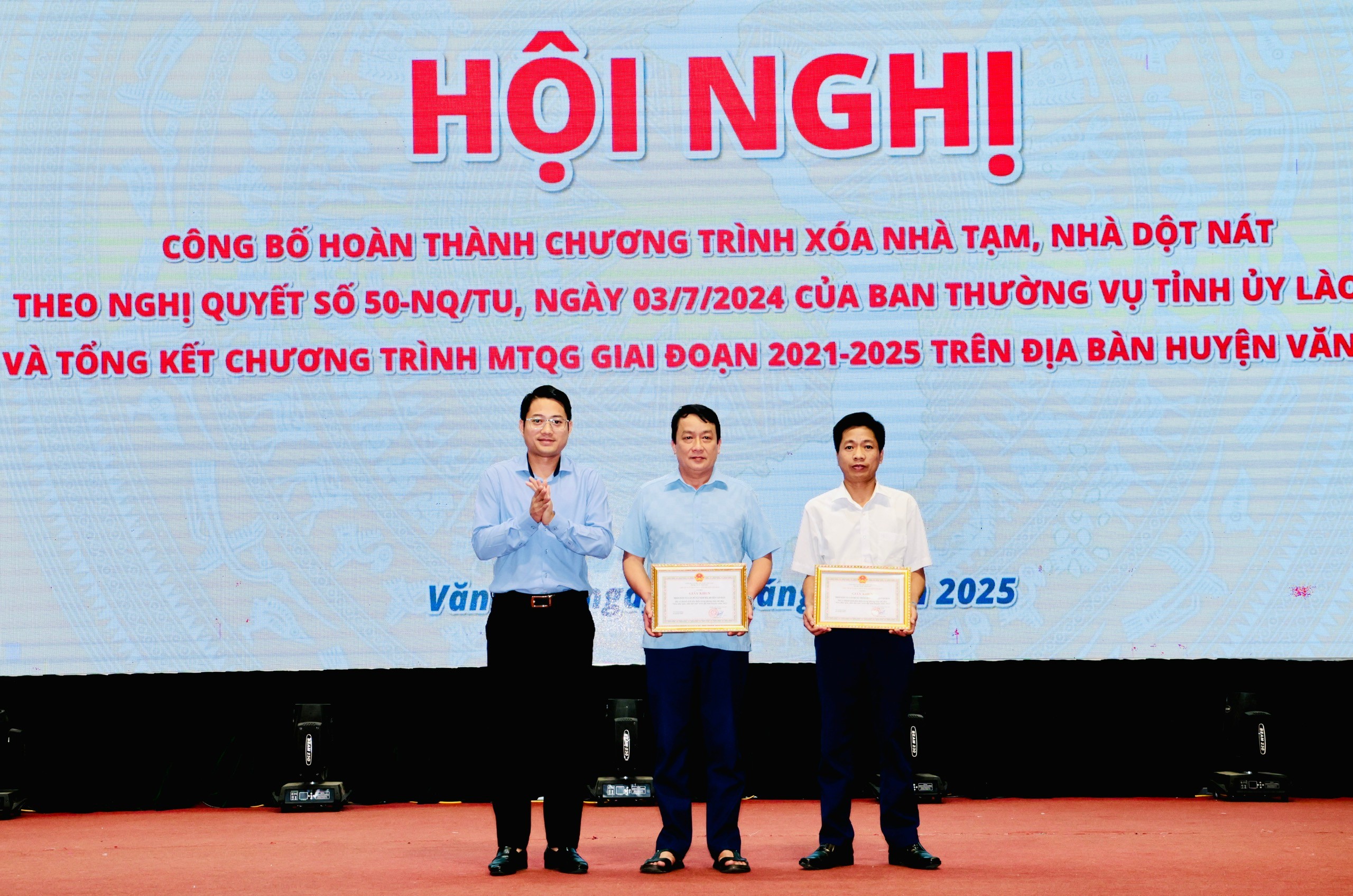 Huyện Văn Bàn khen thưởng các tập thể, cá nhân tiêu biểu. khen-thuong-1.jpg