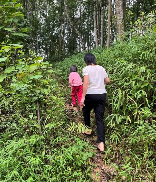 Mẹ con chị N.T.S. băng rừng bỏ trốn. Ảnh: Công an cung cấp