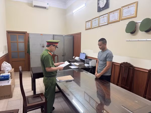 Cơ quan CSĐT Công an tỉnh Ninh Bình công bố lệnh bắt bị can để tạm giam đối với Lê Văn Hải, chủ kênh TikTok "Gia đình Hải Sen".