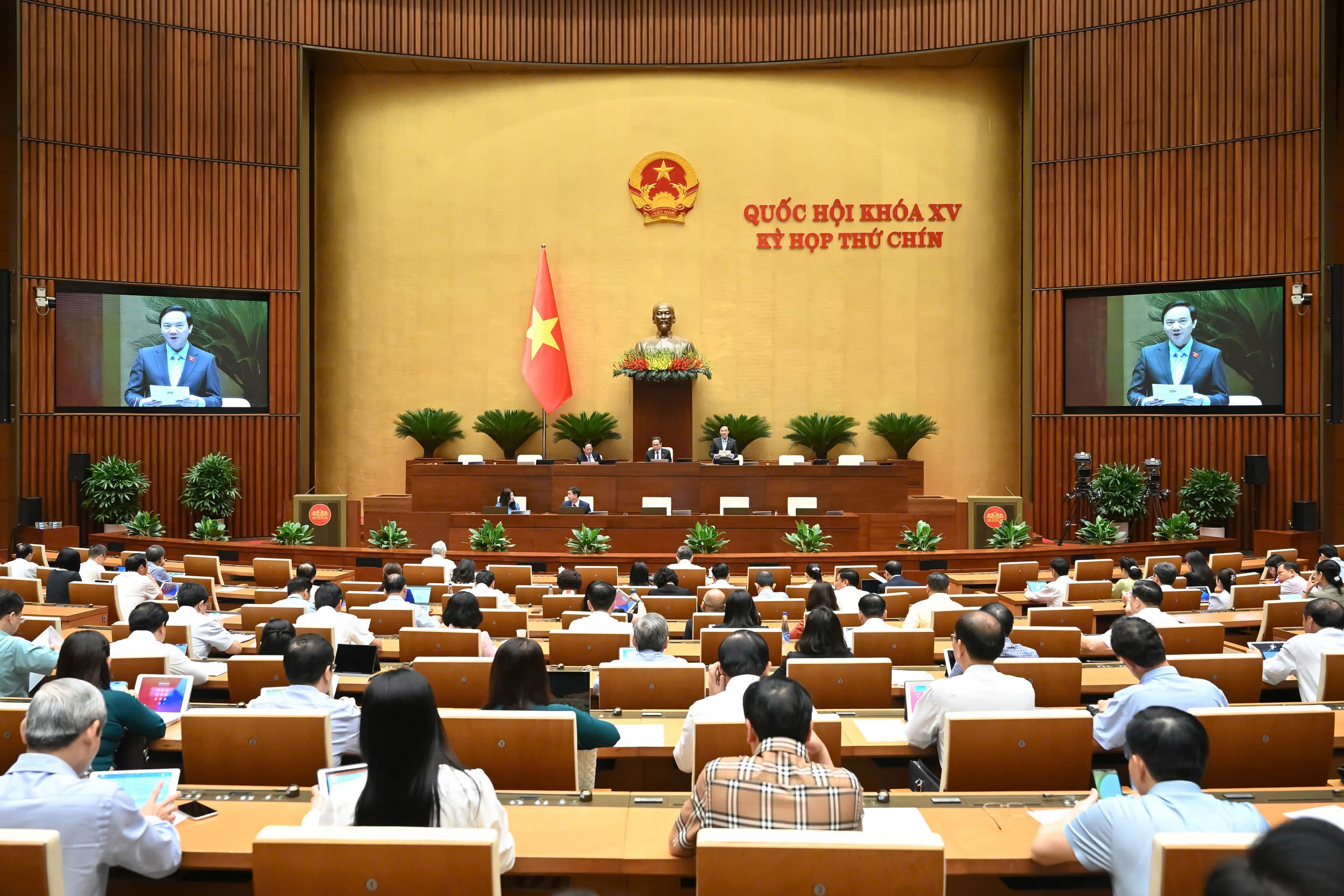 Quang cảnh phiên họp sáng 11/6. Quang cảnh phiên họp sáng 11/6.