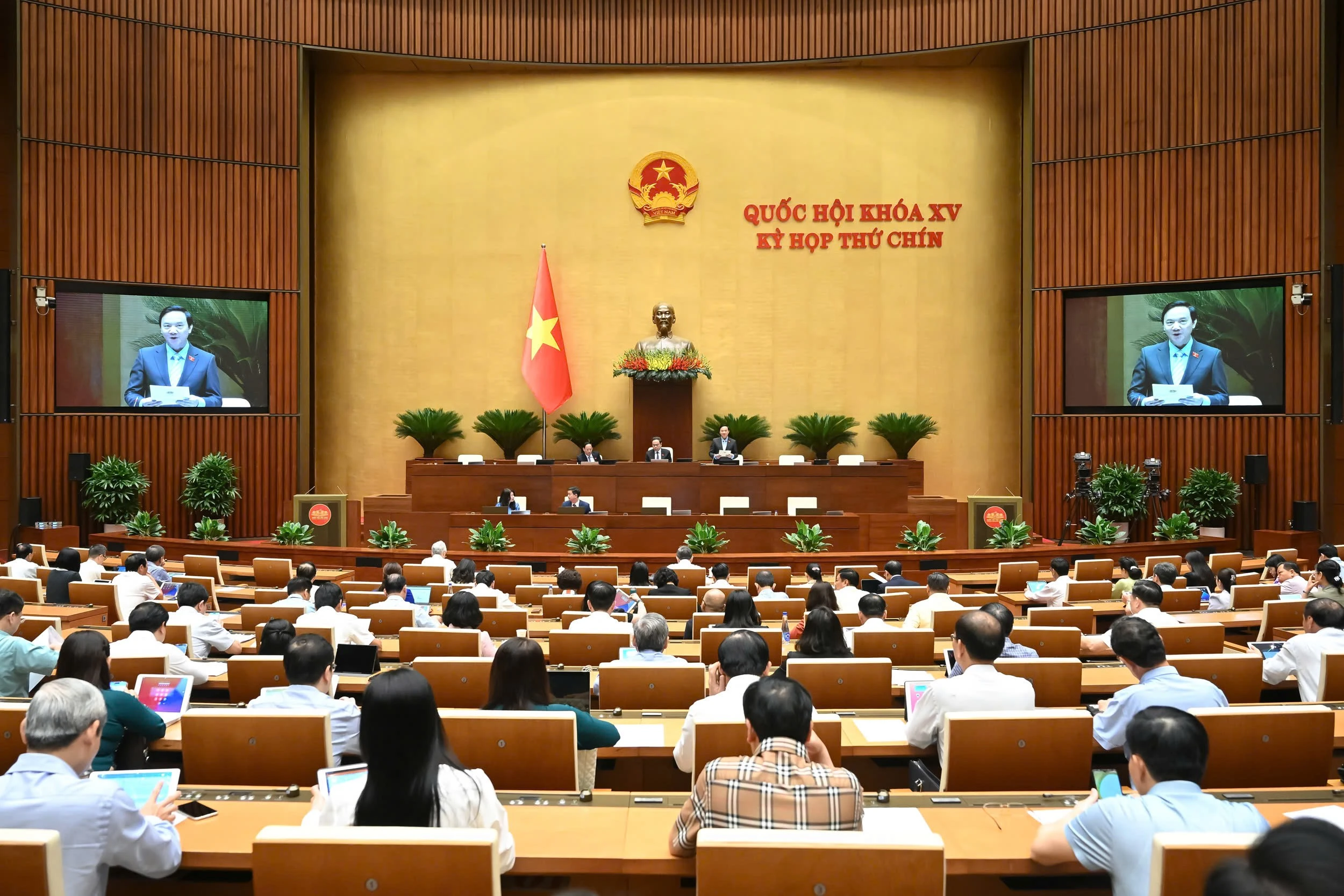 Quang cảnh phiên họp sáng 11/6.