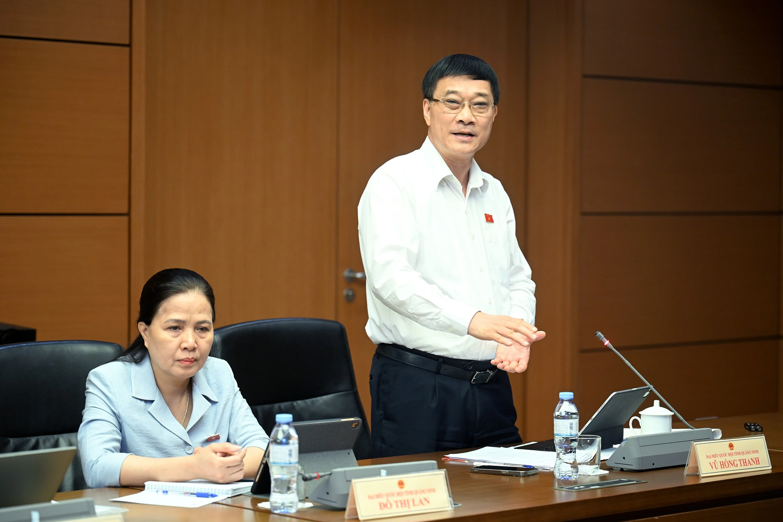 Phó Chủ tịch Quốc hội Vũ Hồng Thanh phát biểu tại phiên thảo luận Tổ.